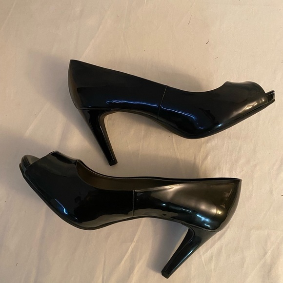 Women Bandolino Rainaa Peep Toe Black Platform Stiletto Pump Heel 10.5M - Picture 9 of 10